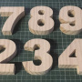 letras y numeros de madera